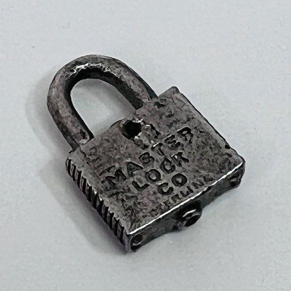 Master Lock Co Sterling Silver Charm Pendant Miniature Fixed Lock - Picture 2 of 7